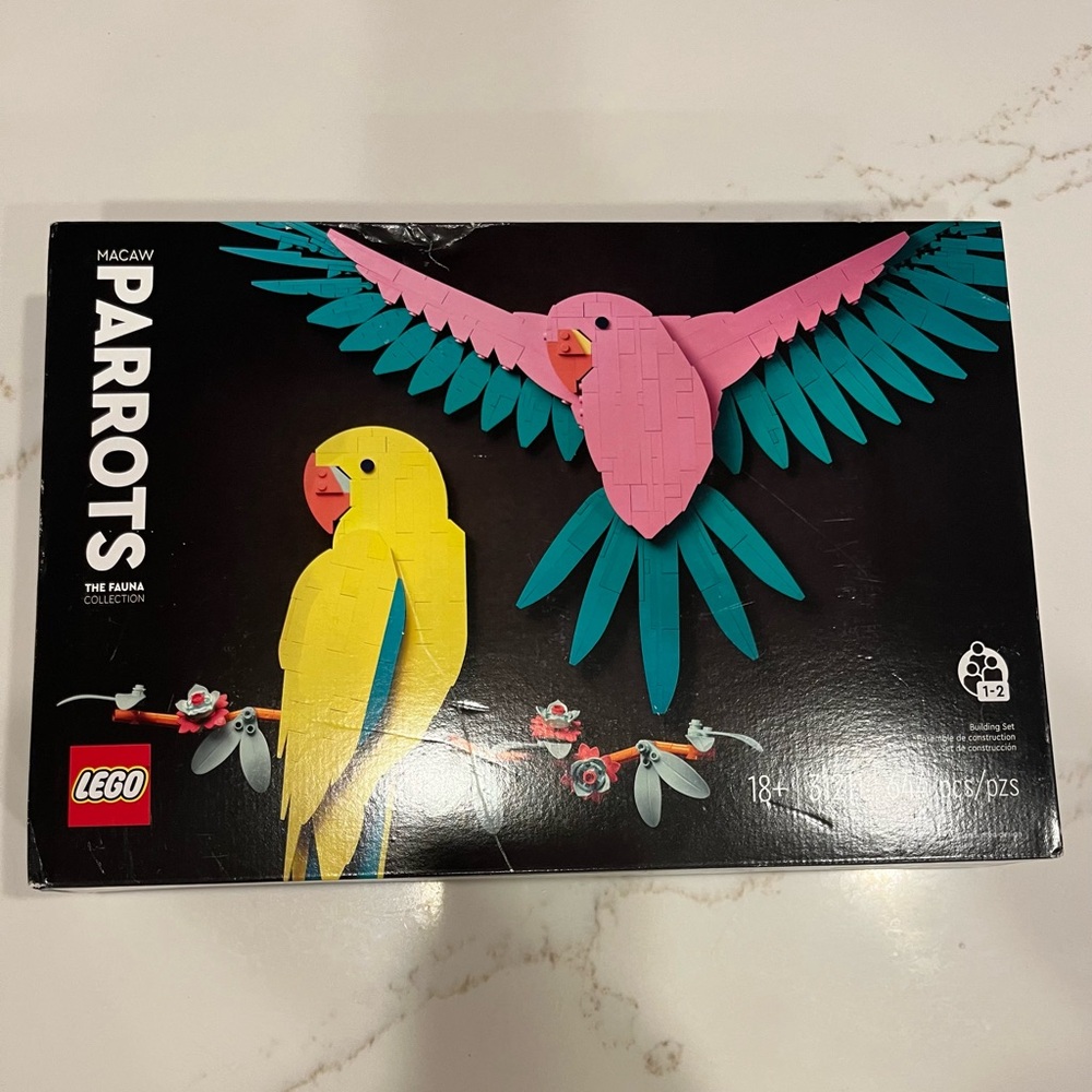 LEGO Macaw Parrots Set